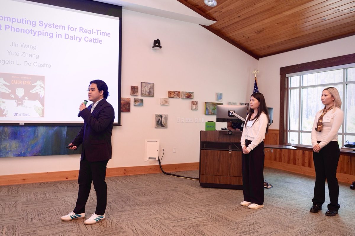 Angelo De Castro pitching at the Symposium Gator Tank