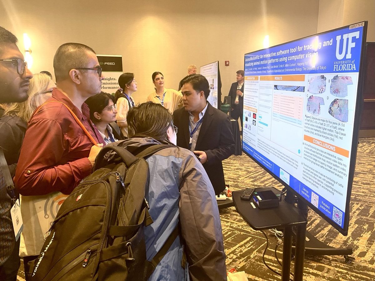 Angelo De Castro presenting AnimalMotionViz to conference attendees